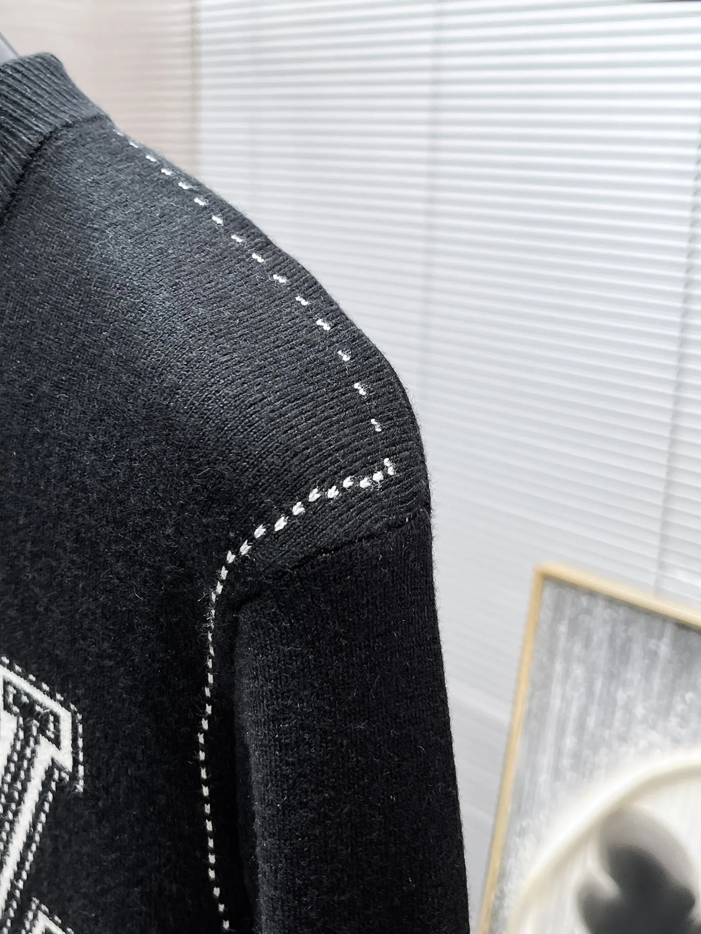 🅿️440 Louis Vuitton LV 2025ss new wool blended round neck long-sleeved sweater cardigan bottoming sweater, high-end version! The custom-made fabrics at the counter are highly breathable and comfortable, with impeccable details and brand element design concepts, reflecting high quality. It feels delicate and soft! It presents a casual cut and the upper body shape is great! 🐉Code size: M-3XL